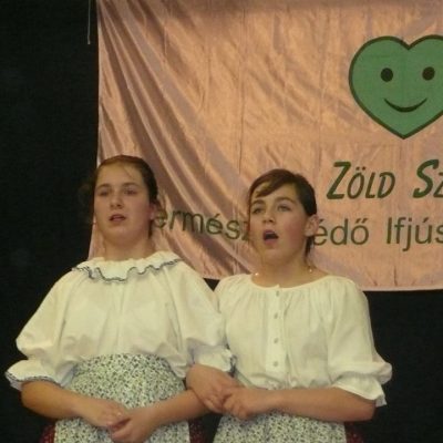 Hajdúszoboszlói lányok népdalokat énekelnek az országos találkozó megnyitóján 2010